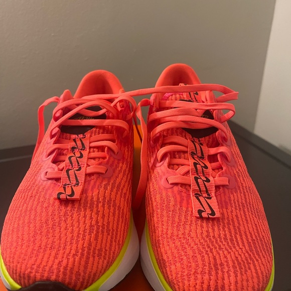 NEW Nike Motiva Red Ribbed Sneakers with Textured Design Size 8.5 - Picture 3 of 7